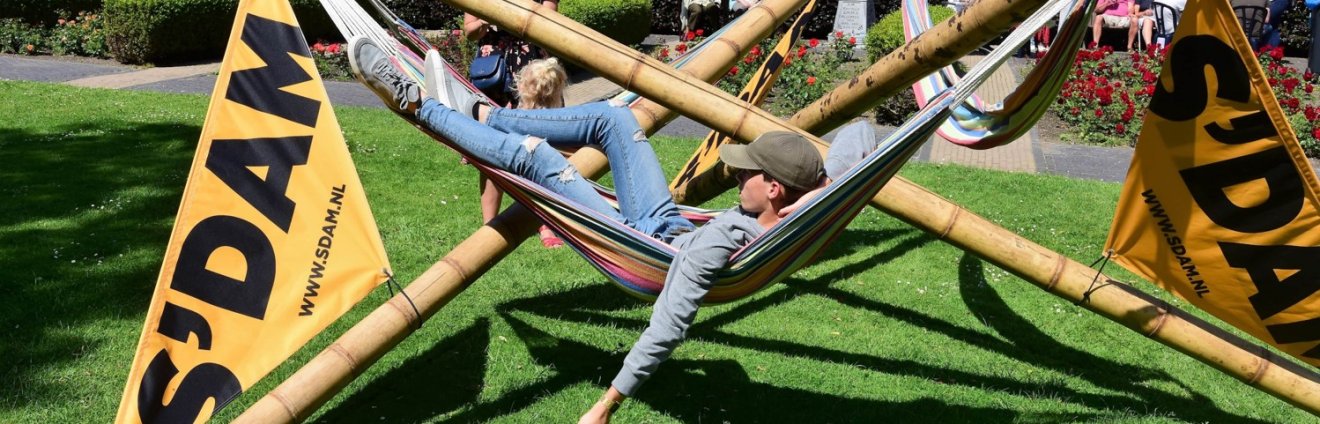 Foto van een man die in een hangmat ligt